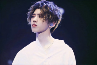 Arafeld male in white shirt and necklace, Cai Xukun, Inspired by Bian Shoumin, young wan angel, wan adorable korean face, jinyoung shin aesthetic, Innocent look, shaxi, By Ni Tian, ruan jia beautiful!, Inspired by Zhang Han, jung jaehyun, inspired by Wuzhun Shifan, Shin Jinying, kanliu666
