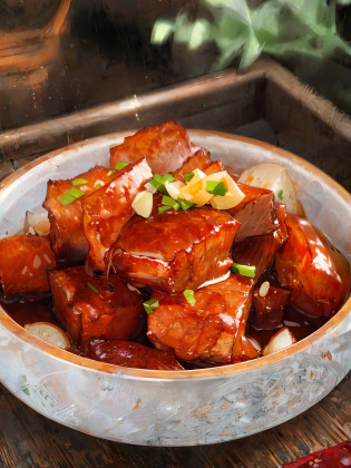 A night of braised pork, fat and thin, oily and delicate, a little chopped green onion, garlic, super realistic food pictures, the complete theme shown in the photo,, Randy Post, hyper realistic ", hyper realistic", high res photo