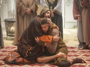 Man in a brown robe is being comforted by a woman, jesus hugging a woman, joseph and joseph, cena poderosa, Tim Hildebrant, bela cena, Most memorable scene, hugging his knees, NatGeo, Nicodemos, Melhor Cena, A cena mais bonita, cena maravilhosa, Devastador, Nbc, Directed by: Viktor de Jeney, dramatic scene