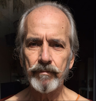 Man with beard and mustache standing in front of a building, ele tem cerca de 7 0 anos de idade, foto do retrato de um homem velho, ele tem cerca de 8 0 anos de idade, foto de um homem, 70 anos, 7 0 anos, ele tem cerca de 60 anos, ele tem cerca de 6 0 anos de idade