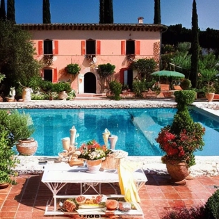 photography of an Italian manor in Tuscany, poolsuite style