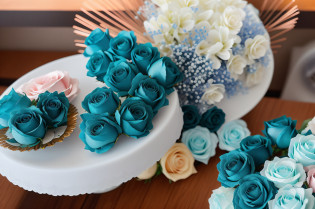 ((alta qualidade)), ((8k)), photorrealista, There are blue flowers on a white cake holder with a plate, oil-painting, rosas decorativas, turquesa, large petals of individual roses, blue themed, Paleta turquesa, Tons ricos do Azure, teal aesthetic, Paleta Teal, acentos de flores azuis,-Petals, tons vibrantes, Tons de teal, Papel Teal