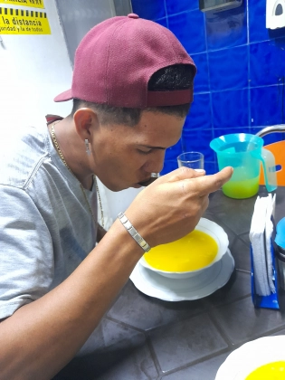 persona comiendo con mucho dinero