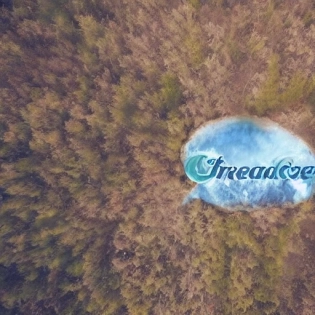 Crea una imagen con:Fondo:El fondo se presenta como un degradado suave que va desde el tono de azul en la parte superior a un blanco puro en la parte inferior. Esto crea una transici�n fluida y agradable que evoca una sensaci�n de tranquilidad y modernidad. Logo:El logo principal se encuentra en el centro del dise�o y est� basado en el s�mbolo del infinito (?). Sin embargo, los lados del s�mbolo son rectos las puntas redondeados para lograr una apariencia m�s suave y amigable. El logo se presenta en color negro, lo que le otorga una apariencia elegante y contrastante sobre el fondo degradado. Esto representa la relevancia y la asertividad, transmitiendo un mensaje de profesionalismo y confianza. Texto:Debajo del logo, se agrega un texto en blanco que muestra las palabras clave: "Relevancia", "Comunicaci�n", "Asertividad" y "Congruencia". El texto est� dispuesto en una fuente moderna y legible, lo que lo hace f�cil de entender y atractivo visualmente. Efectos y detalles:Para resaltar el dise�o, se pueden agregar sutiles efectos de sombra y resplandor a los elementos, lo que les da una apariencia tridimensional y los hace destacar sobre el fondo. Adem�s, se pueden incluir peque�os detalles gr�ficos en los espacios vac�os del fondo, como l�neas suaves y curvas que sugieran conexi�n y fluidez.