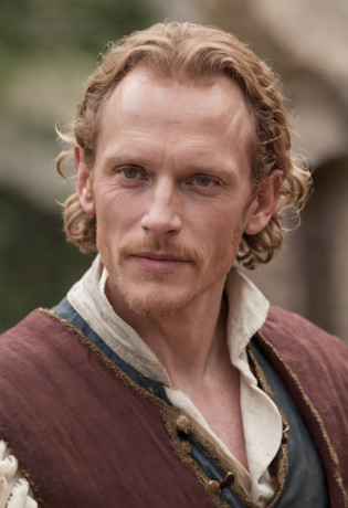 Portrait Photography, face shot of a mix between Cole Hauser and Paul Bettany as a medieval fantasy 40 year-old man, revolting looks, mid-length blondish curly hair, slim, clean-shaven, friendly expression, wide smile, medieval fantasy nice commoner clothes, in a medieval fantasy city, The colors are masterfully captured by Nikon D850 and a Nikon AF-S NIKKOR 70-200mm f/2.8E FL ED VR lens, Peter Jackson, fantasy, historical