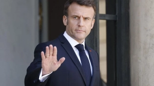 Imagine Emmanuel Macron, the French president, in a fast food restaurant. He's sitting, smiling and relaxed, enjoying a burger. The fast food is bustling with other customers and employees. The image is colorful and cheerful, reflecting an atmosphere of expanse. This representation highlights accessibility and connection with citizens.