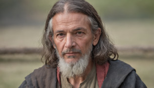 fotografia de retrato, foto de rosto de uma mistura entre um padre e um treinador pokemon de 50 anos, Enrugada, olhares revoltantes, Cabelo curto de sal e pimenta, cavanhaque, Serious expression, roupas de pastor de fantasia medieval, em um campo medieval, The colors are masterfully captured by the Nikon D850 and a Nikon AF-S NIKKOR 70-200mm f/2.Lente 8E FL ED VR, Pedro Jackson, fantasia, Historical