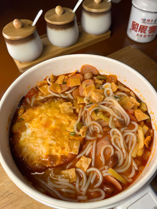 There was a bowl of soup?There are noodles and meat inside, ????, delicacy, daopao, Wang Chen, sichuan, full subject shown in photo, aokamei, in style of pan ren wei, taken with sony alpha 9, longque chen, Ramen, warm, inspired by Tan Ting-pho