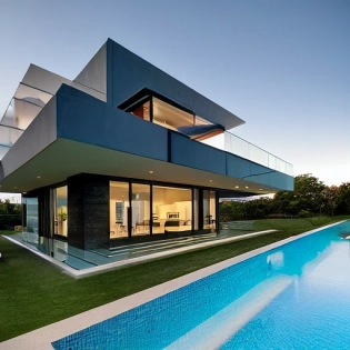 mdjrny-v4 style, Photography with high resolution architecture design photography of a luxury modern and classic design house, with pool, rocks