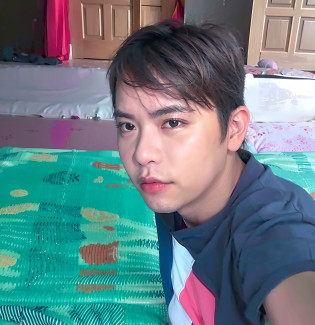 there is a man taking a selfie with a cell phone, 8k selfie photograph, selfie photo, thawan duchanee, selfie shot straight on angle, selfie, potrait, picture, ramil sunga, help me, south east asian with round face, selfie of a man, john jude palencar, old picture, with kind face, best quality, ultra high res, (photorealistic:1.4), masterpiece, blurry background ,gym, solo,1 boy,Young man ,standing,white skin, white t-shirt, posing, looking at viewer , face focus,