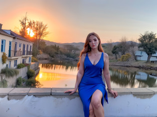 linda mulher arafed, com rosto bem desenhado,  in a blue dress sitting on a wall by a river, in the sunset, during sunset, during a sunset, at a beautiful sunset, with sunset, at sunset, na hora dourada, Durante a Hora Dourada, with a sunset, in the sunset, Na hora dourada