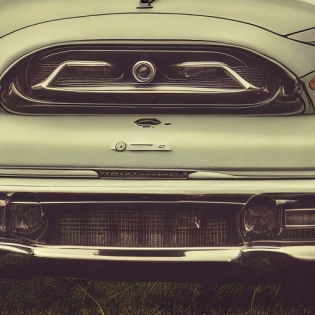 /imagine prompt:Old classic car backdrops like sample photo, like 90s, 35mm 4k photo