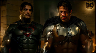 Um homem vestido de super-homem e um homem vestido de Batman, Cinematic scene from the film, action movie scene, inspirado em Zack Snyder, spectacular cinematic scene, Zack Snyder Cinematografia Estilo, cena do filme, cinematic action scene, Epic 8K Dinner, Epic Cinematic Dinner, in the justice league, cena completa, Jantar heroico, ! Movie Scene, cena triste, Most memorable scene