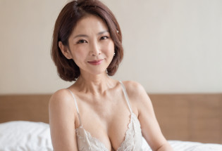 white milk on the face,?((aunt:1.3))?(Old face:1.3)?((Beautiful Japan 55 years old naked?a smile?Laughter wrinkles?kneeing on bed?in a luxury hotel?Beautiful Western-style suite with luxurious d�cor))?Purple bra?Purple panties?(Slender Body 1)(Smaller chest)(Saggy)Gravure photography?Photo Pose?(Shiny face?Sexy face??????)?Wrinkles at the corners of the eyes?Shorthair?full body photographed?55-year-old married woman?real looking skin?Photo Real