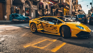 Um close up de um carro Lamborghini estacionado em uma rua da cidade, wallpaper mobile, cinematic poster, papel de parede do telefone, como matriz, cartaz motivacional,cor preta lamborghini carro,  money raining from the sky,cinematic wallpaper 4k, cinematic 4k wallpaper, Matriz LUT, poster!!!, GTA V Estilo Poster, fotografia automotiva, cinematic matte illustration, matte digital illustration, paper awesome wallpaper, cartaz de filme de pintura fosca, gta arte da tela de carregamento, wallpaper mobile