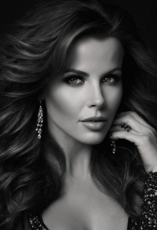 (best quality,hight resolution:1.2),Ultra-detailliert,realistisch,Professionell,Lebendige Farben,Kate Beckinsale,beautiful detailed eyes,Beautiful, detaillierte Lippen,Extrem detailliertes Gesicht,lange Wimpern,curvy physique,natural beauty,Selbstbewusster Ausdruck,shinny hair,Perfekt gepflegte Augenbrauen,seductively posed,Kate Beckinsale,Beautiful lighting,dramatic atmosphere,Meisterwerk:1.2,Glamorous style,portrait,sexy,Stilvolle Kulisse,Subtile Farbkorrektur