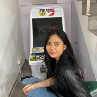 a girl waiting a boy friend in new zealand