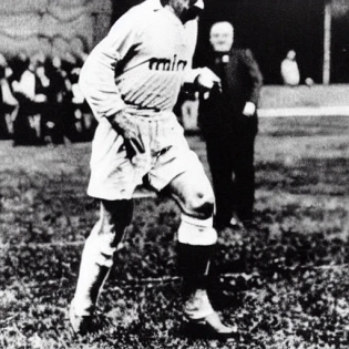 Un retrato impresionante de Albert Einstein, vestido con una camiseta �nica del Real Madrid, tomado con la mejor lente y lleno de vida.